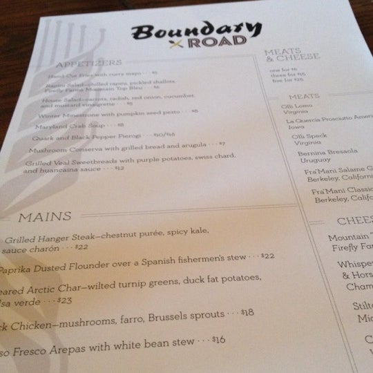 Foto tirada no(a) Boundary Road Restaurant por Den R. em 2/17/2012