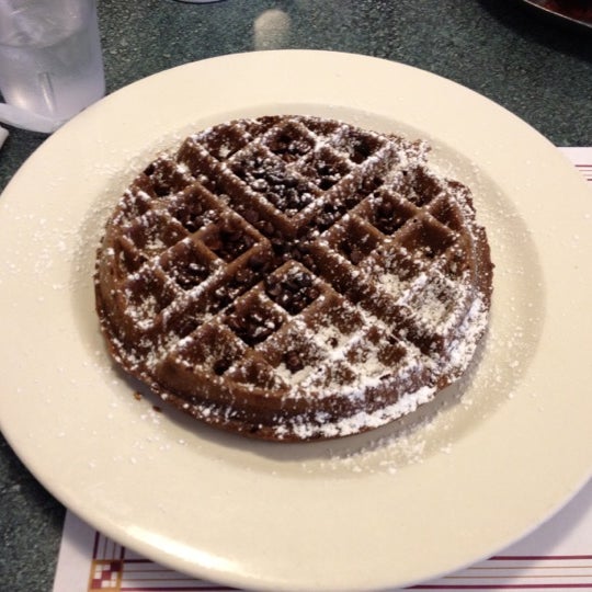 Foto scattata a Royalberry Waffle House &amp; Restaurant da Solomon H. il 6/26/2012