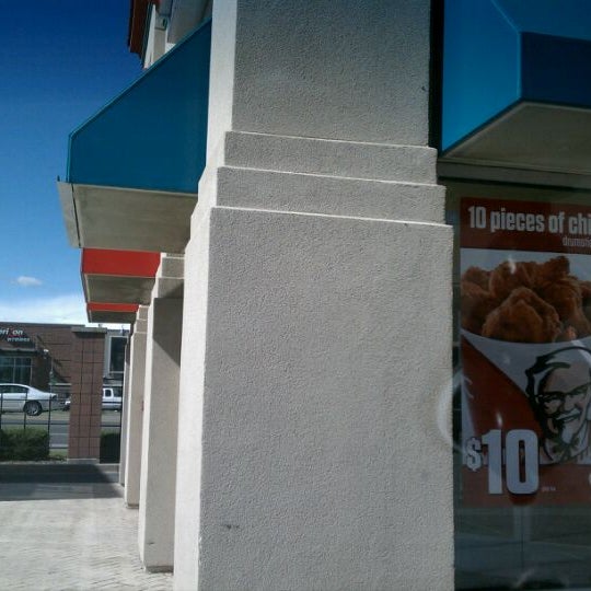 Uni kfc. Кфс логотип белый. Kfc баскет 8 ножек. Кфс баскет 2022. Чикен терияки кфс.