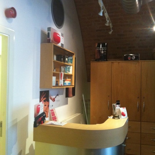 Столик для макияжа в спальню. Литл бьюти рум. Фиолетовая комната с косметикой. Литл бьюти рум. Комната грим.