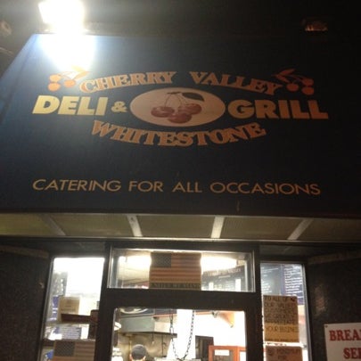 Foto tirada no(a) Cherry Valley Deli &amp; Grill por Shavon em 7/20/2012