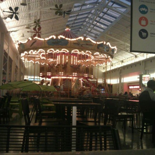 Photo taken at Chicago Ridge Mall by Lucio V. on 10/13/2011