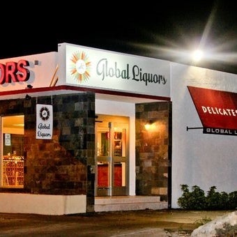 Foto diambil di Global Liquors oleh Monica A. pada 11/29/2011