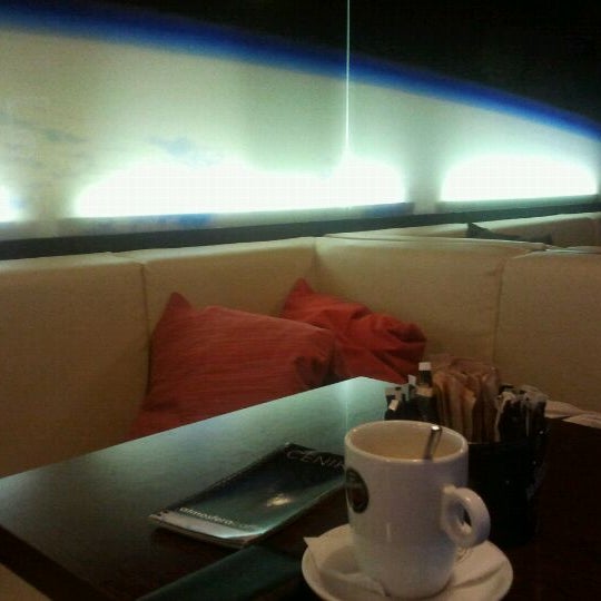 Foto tomada en Atmosfera caffe  por Romantic C. el 9/20/2011