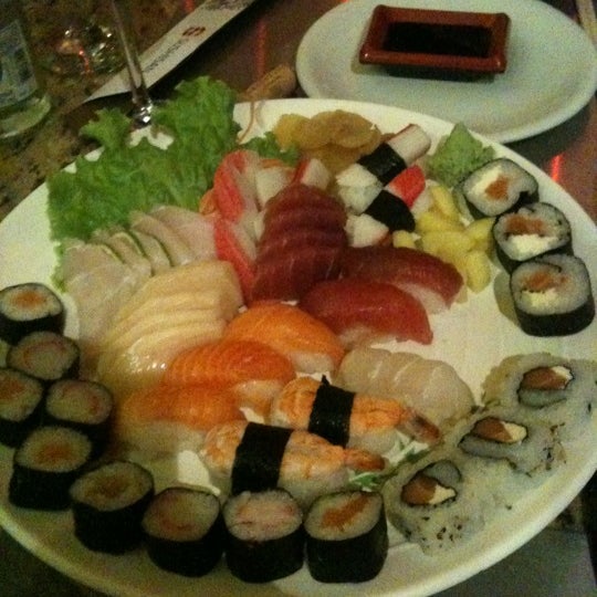 Foto diambil di Sushi San oleh Pedro M. pada 11/17/2011