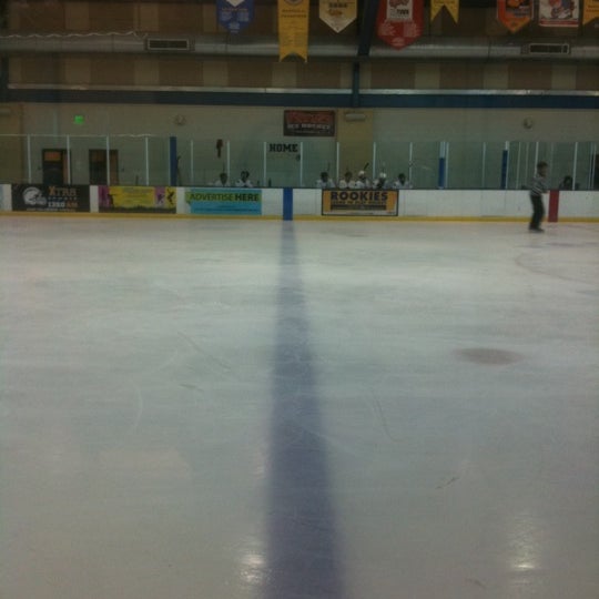 Foto diambil di Kroc Center Ice Arena oleh Debbie L. pada 2/28/2011