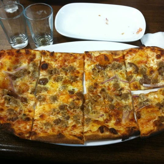 11/13/2011 tarihinde Eric A.ziyaretçi tarafından Zeitoon Mediterranean Grill &amp; Brick Oven Pizza'de çekilen fotoğraf