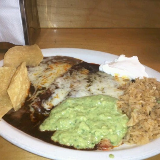 Снимок сделан в Dos Burritos Mexican Restaurant пользователем Toby M. 1/22/2012