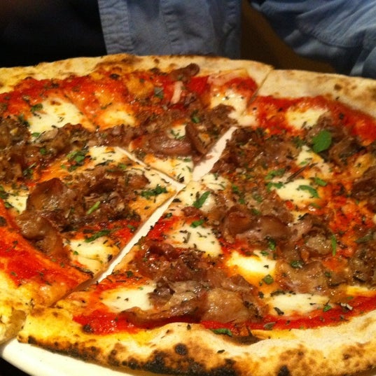 Снимок сделан в Rosso Pizzeria and Wine Bar пользователем Sandy L. 5/1/2011