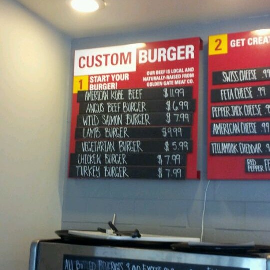 Foto scattata a Custom Burger da Aaron F. il 11/5/2011