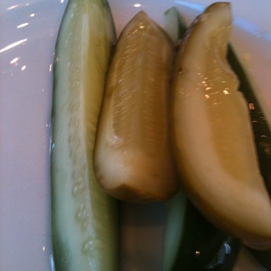 Foto scattata a Pickles-Deli &amp; Restaurant da Chad E. il 12/4/2011