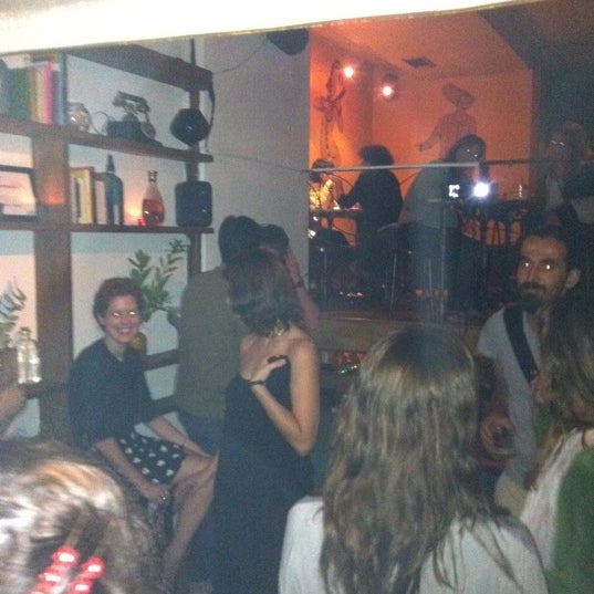 Photo taken at Ultramarinos Hendrick&#39;s Bar by Enrique H. on 9/25/2011