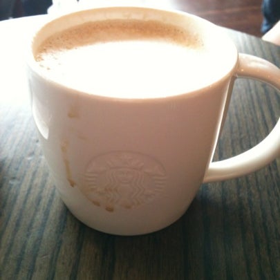 Foto diambil di Starbucks oleh Philip J. pada 7/18/2012