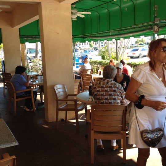 รูปภาพถ่ายที่ Juno Beach Café โดย David J. เมื่อ 3/26/2012