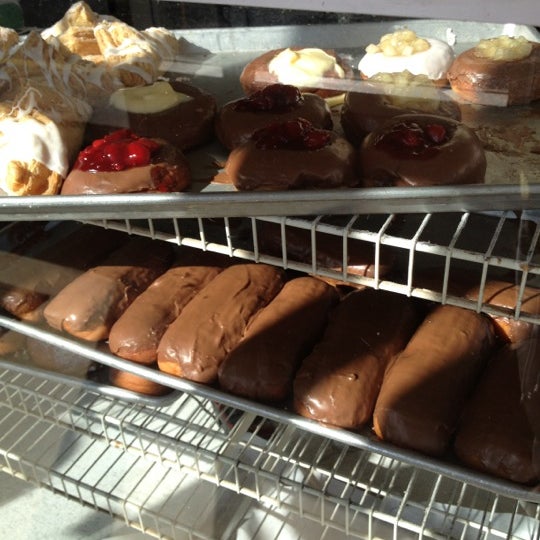 รูปภาพถ่ายที่ Original House of Donuts โดย Sintia P. เมื่อ 9/1/2012