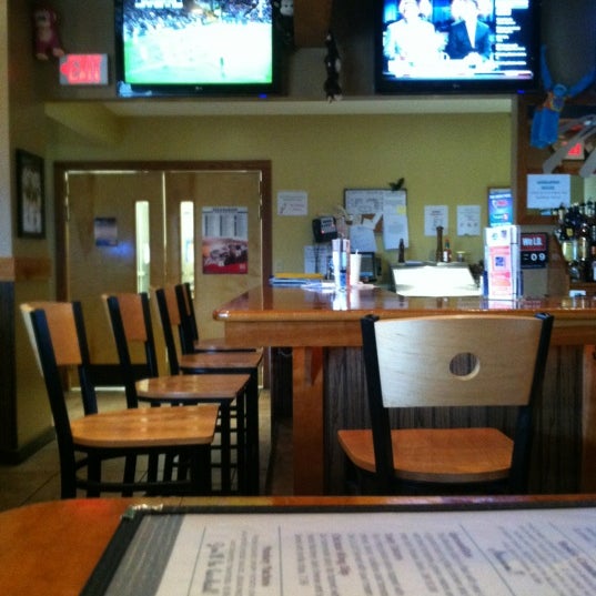 Foto diambil di Mo&#39;s Pub &amp; Grill oleh Corey I. pada 4/9/2012