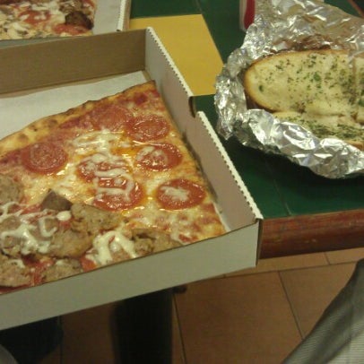 9/13/2012にChrisがDino&#39;s Pizza &amp; Pastaで撮った写真