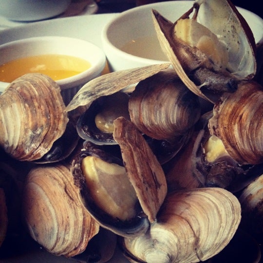 Das Foto wurde bei The Restaurant at Rowayton Seafood von Stephanie am 5/22/2012 aufgenommen