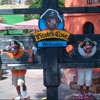 Foto tomada en Pirates Cove Adventure Golf  por Bruce H. el 9/30/2011