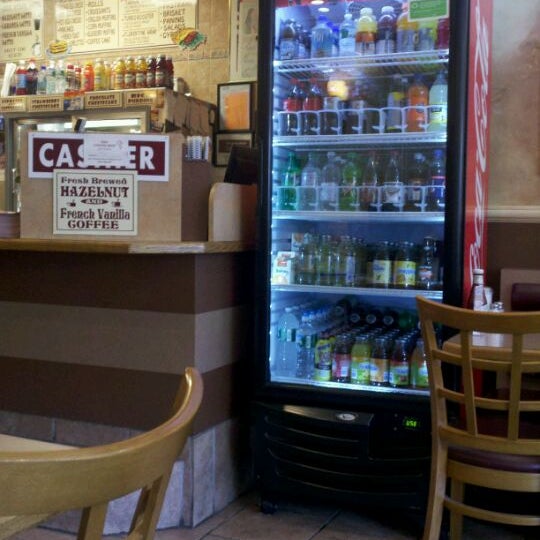 Foto tirada no(a) D&amp;D Coffee Shop por C D. em 5/27/2011