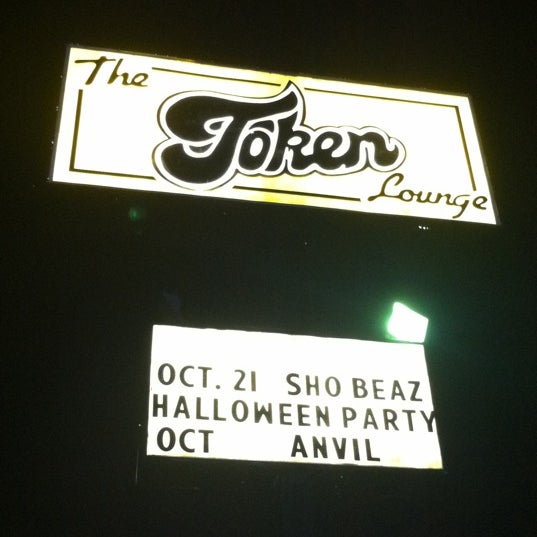 Foto tirada no(a) Token Lounge por Sho B. em 10/10/2011