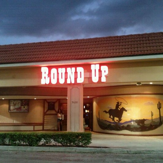 Foto tomada en Round Up Country Western Night Club &amp; Restaurant  por Eyal el 8/28/2011