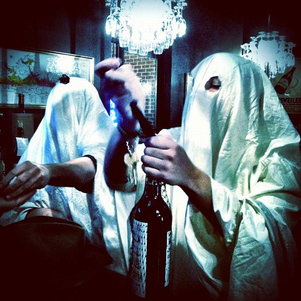Foto tirada no(a) Lush Wine &amp; Spirits por Meagan B. em 10/29/2011
