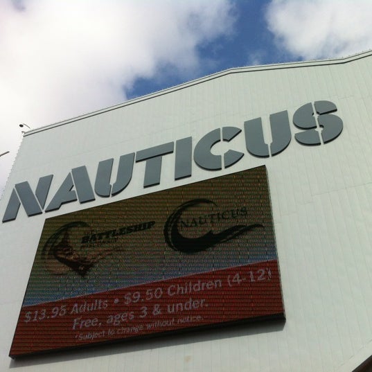 รูปภาพถ่ายที่ Nauticus โดย Drew เมื่อ 9/7/2012