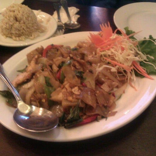 Photo taken at Aloy Thai Cuisine by Aristo on 11/26/2011