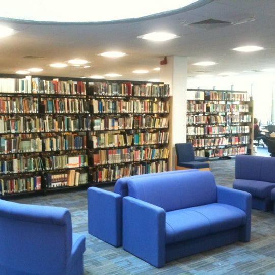 Foto tomada en Brunel Library  por Rob W. el 10/18/2011