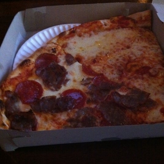 Foto tirada no(a) Mimi&#39;s Pizza Kitchen por Stefanie em 1/9/2011