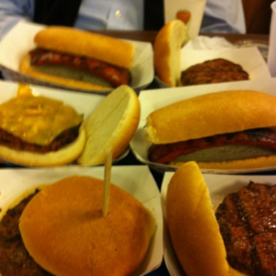 รูปภาพถ่ายที่ Kirk&#39;s Steakburgers โดย Justin R. เมื่อ 6/16/2012