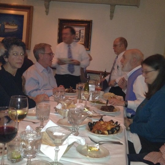 Das Foto wurde bei Parthenon Restaurant &amp; Chevy Chase Lounge von Robert K. am 1/7/2012 aufgenommen