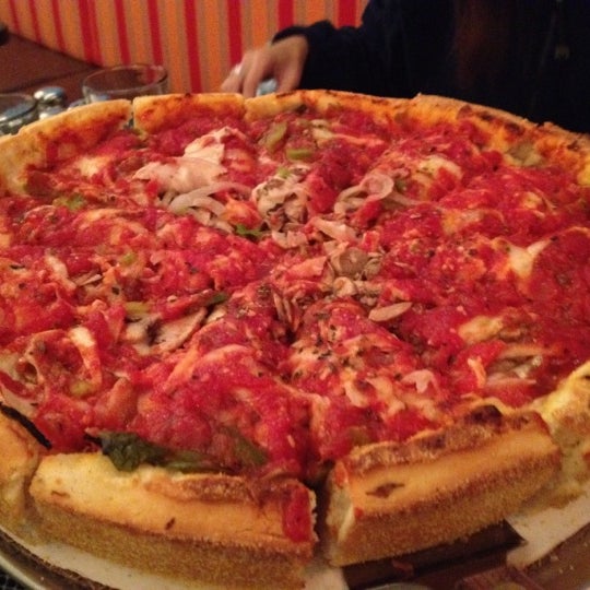 รูปภาพถ่ายที่ Patxi&#39;s Pizza โดย JT เมื่อ 11/7/2011