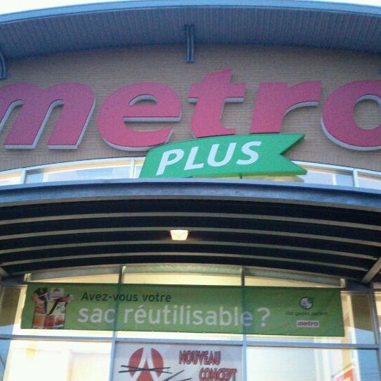 Photo taken at Metro Plus Jean XXIII by Fabien B. on 11/2/2011