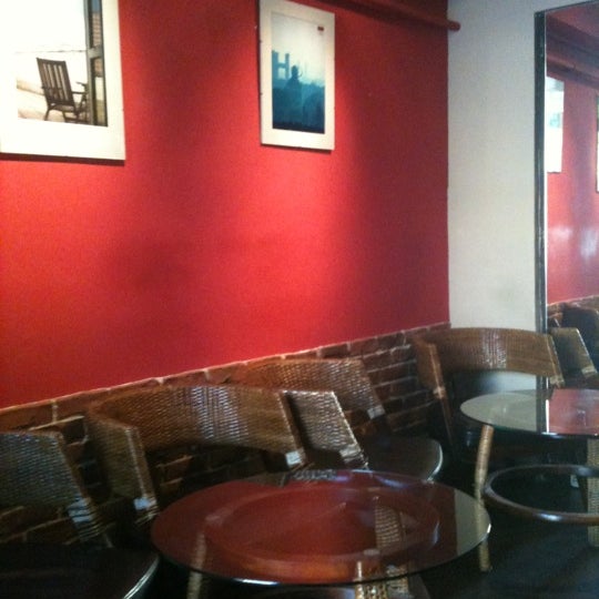 4/22/2011 tarihinde Zilahi Z.ziyaretçi tarafından Pause Café, Bár, Galéria'de çekilen fotoğraf