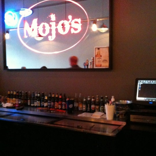 Photo taken at Mojo&#39;s Famous Burgers Cherrydale by Jeremy W. on 6/1/2011