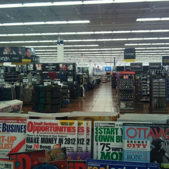 รูปภาพถ่ายที่ Walmart โดย Adrian C. เมื่อ 10/24/2011