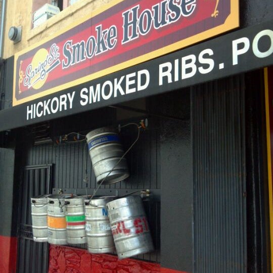 Foto diambil di Spring Street SmokeHouse oleh Jon S. pada 4/25/2012