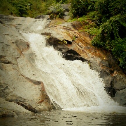Photo taken at Moh Pang Waterfall by TeeTee K. on 7/29/2012