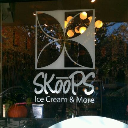 Das Foto wurde bei Skoops Ice Cream and More von Alex T. am 10/16/2011 aufgenommen