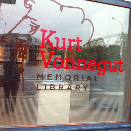 4/19/2011에 Randy R.님이 Kurt Vonnegut Memorial Library에서 찍은 사진