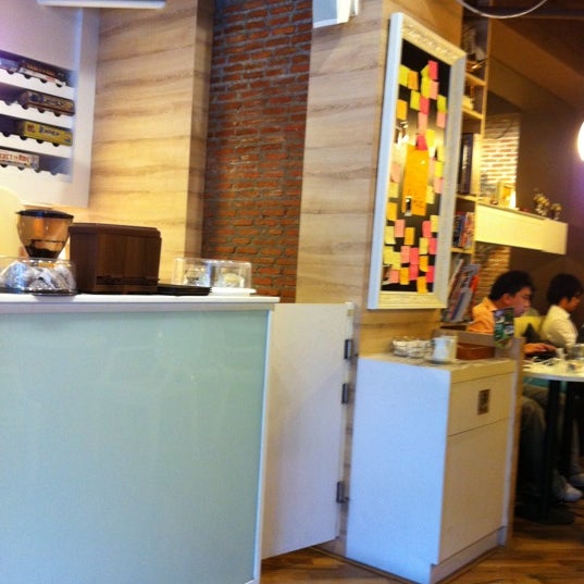 Photo prise au Brown Berry Cafe &amp; Workspace (บราวน์เบอร์รี่) par hellojaae le8/6/2011