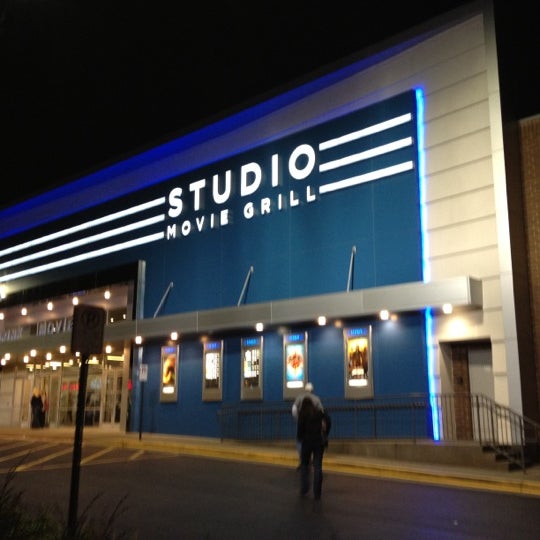 Photo taken at Studio Movie Grill Holcomb Bridge by Michael W. on 12/21/2011