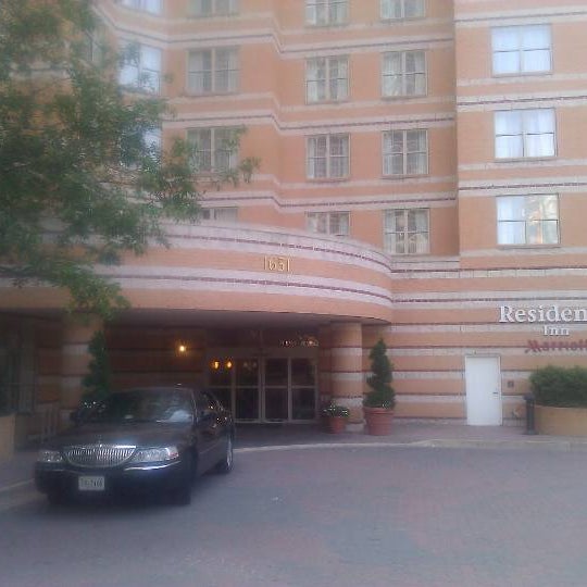 7/11/2011 tarihinde Kairi A.ziyaretçi tarafından Residence Inn Arlington Rosslyn'de çekilen fotoğraf