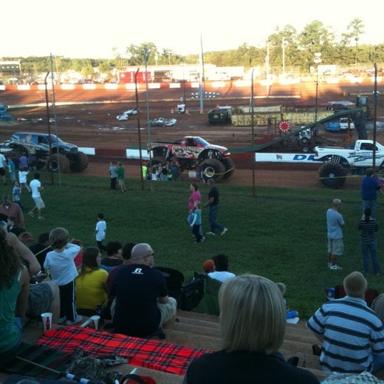 Foto scattata a Dixie Speedway Home of the Champions da James C. il 9/24/2011