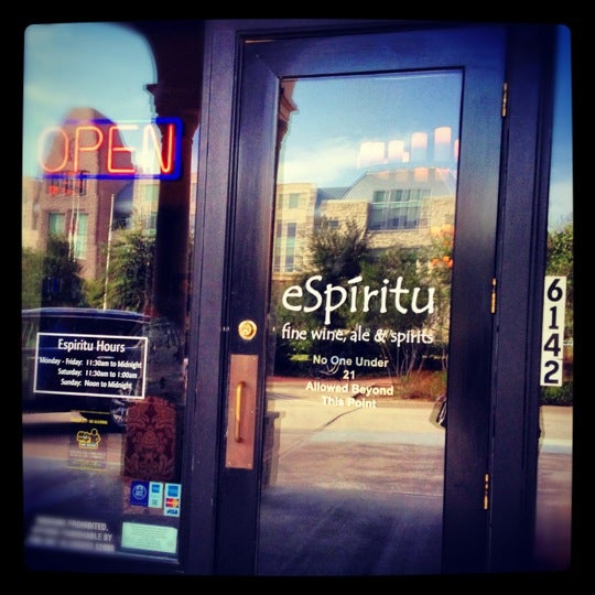 Photo taken at ESpiritu Bar Fine Wine, Ale &amp; Spirits by Lara H. on 7/27/2012
