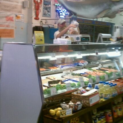 Foto tirada no(a) Quality Seafood Market por Becca S. em 6/20/2011