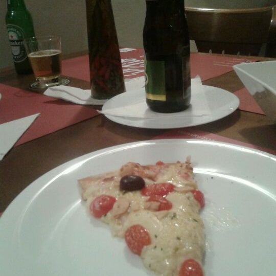 Foto tirada no(a) De Vitis Pizza por Chenia H. em 2/19/2012