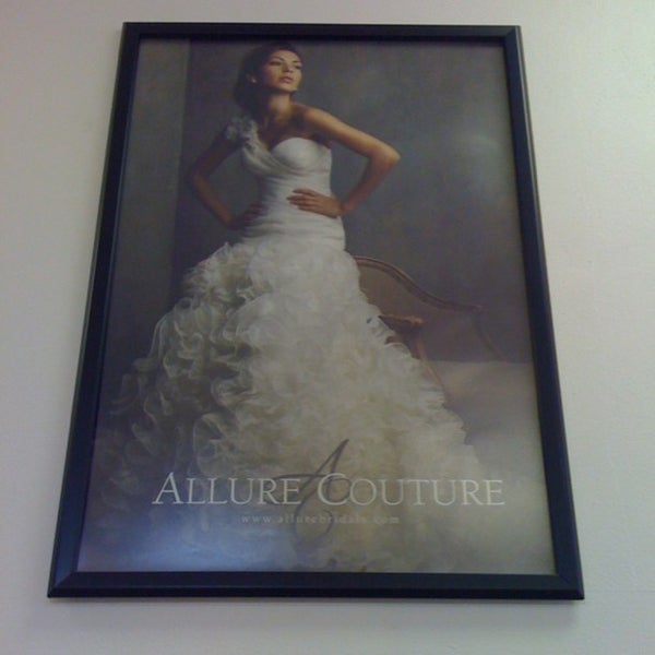 Снимок сделан в Victoria&#39;s Bridal Couture пользователем Victoria&#39;s B. 5/16/2012